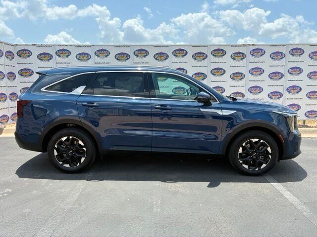 2024 Kia Sorento S — photo 1 of 40