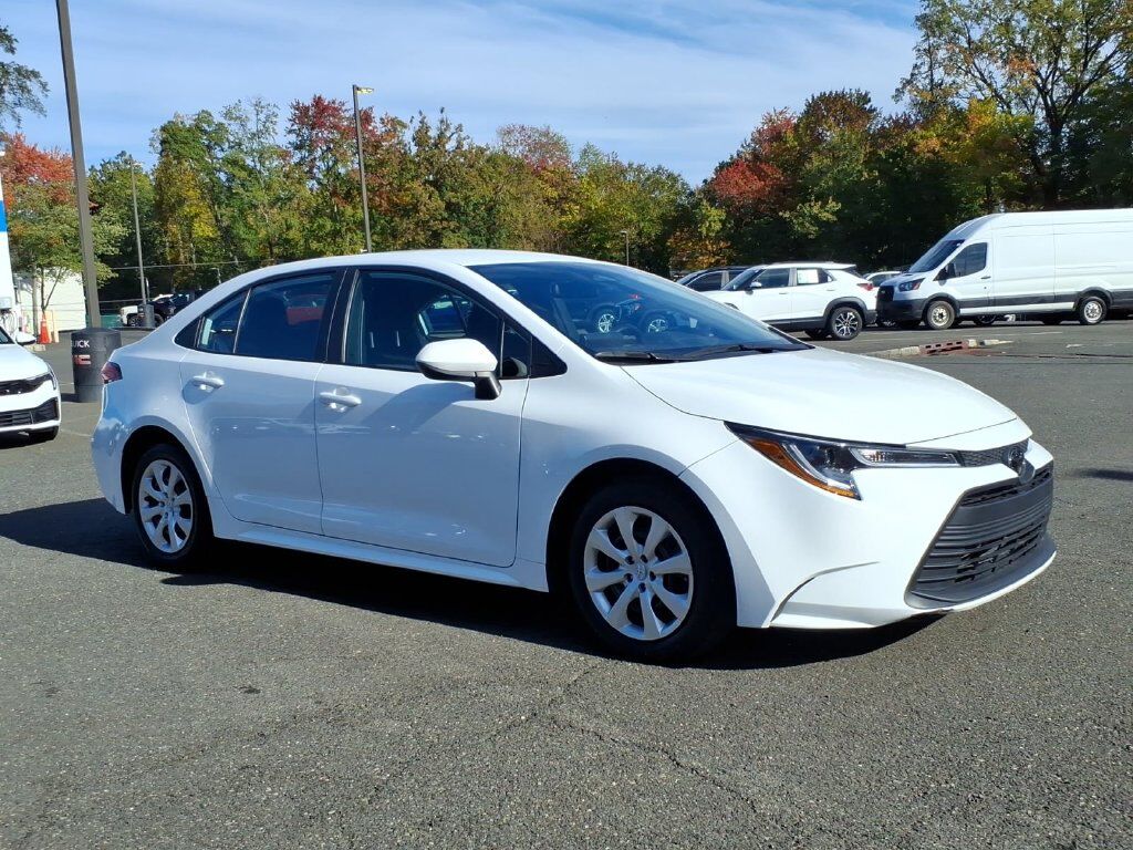 2025 Toyota Corolla LE — photo 1 of 13