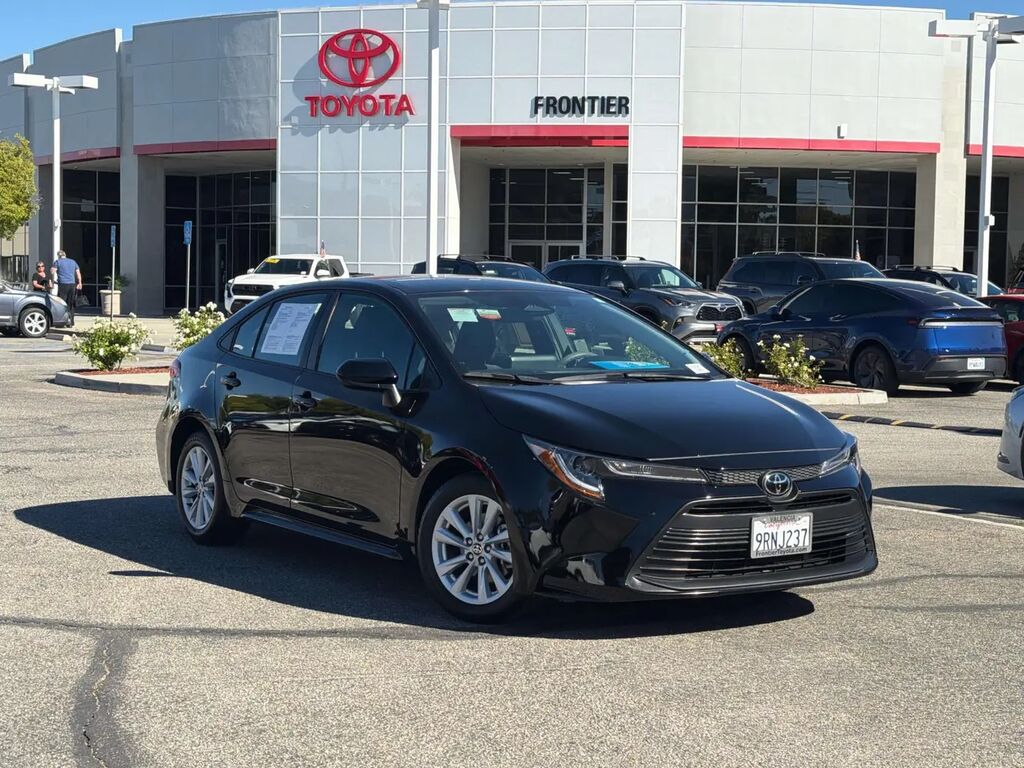 2025 Toyota Corolla LE — photo 1 of 14