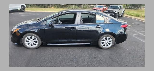 2025 Toyota Corolla LE — photo 1 of 8