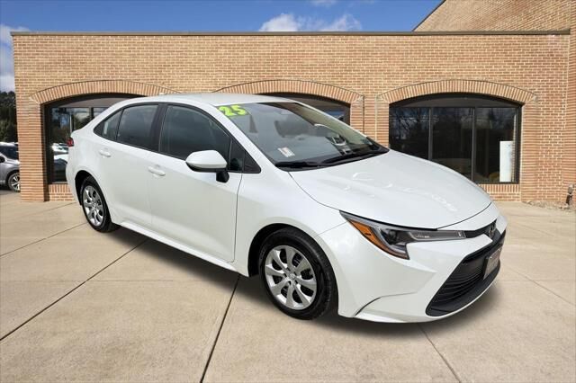 2025 Toyota Corolla LE — photo 1 of 13