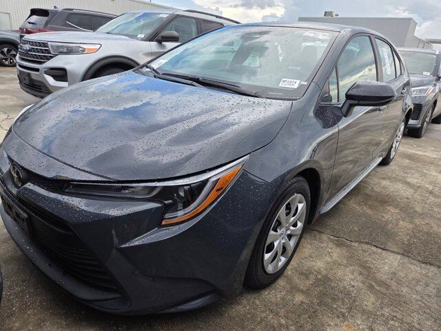 2025 Toyota Corolla LE — photo 1 of 10