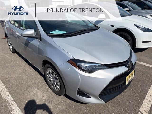 2018 Toyota Corolla LE — photo 1 of 4