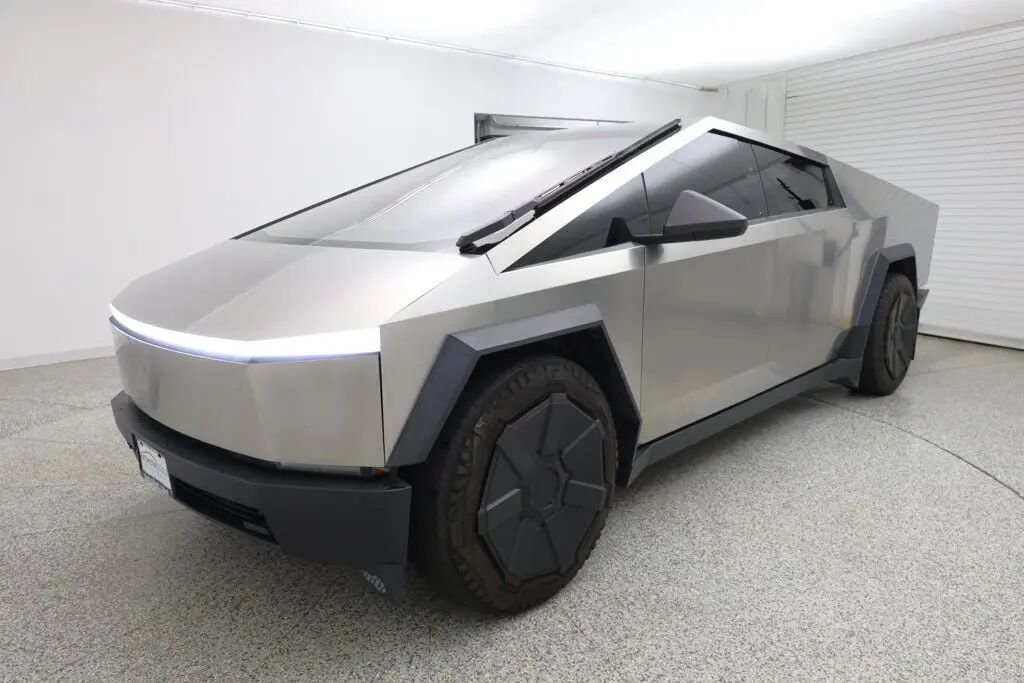 2024 Tesla Cybertruck Base — photo 1 of 18