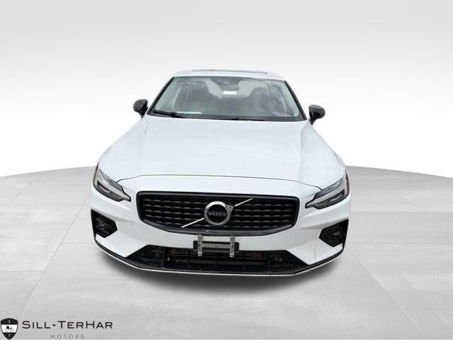 2021 Volvo S60 T5 Momentum — photo 1 of 12