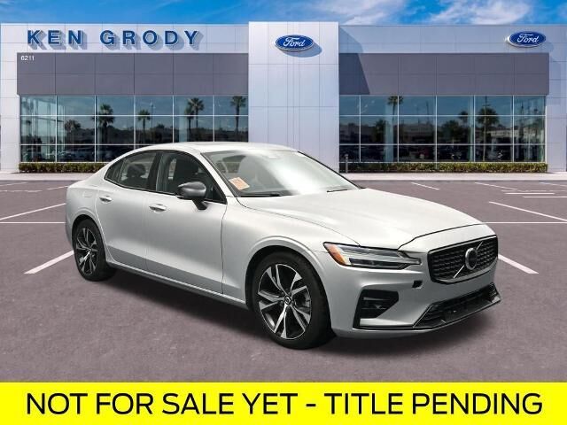 2024 Volvo S60 B5 Core Dark Theme — photo 1 of 26