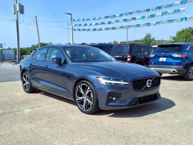 2024 Volvo S60 B5 Core Dark Theme — photo 1 of 26