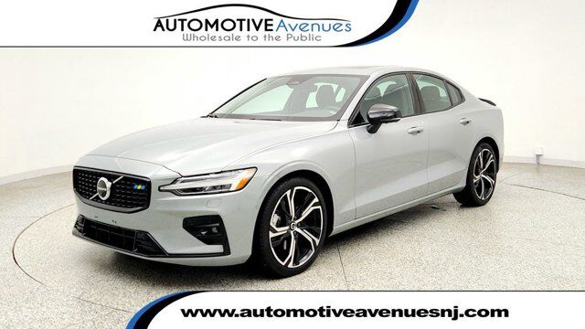 2024 Volvo S60 Plus Dark Theme