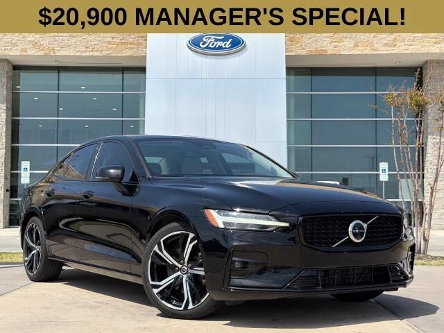 2023 Volvo S60 B5 Plus Dark Theme
