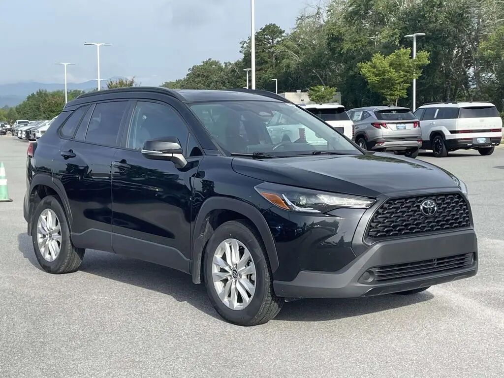 2023 Toyota Corolla Cross LE — photo 1 of 13