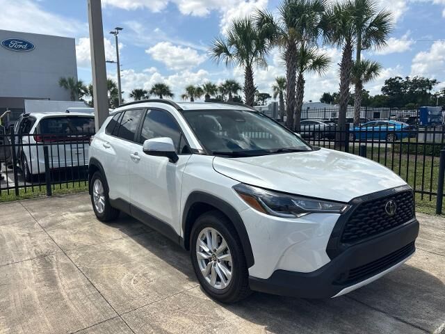 2024 Toyota Corolla Cross LE — photo 1 of 65