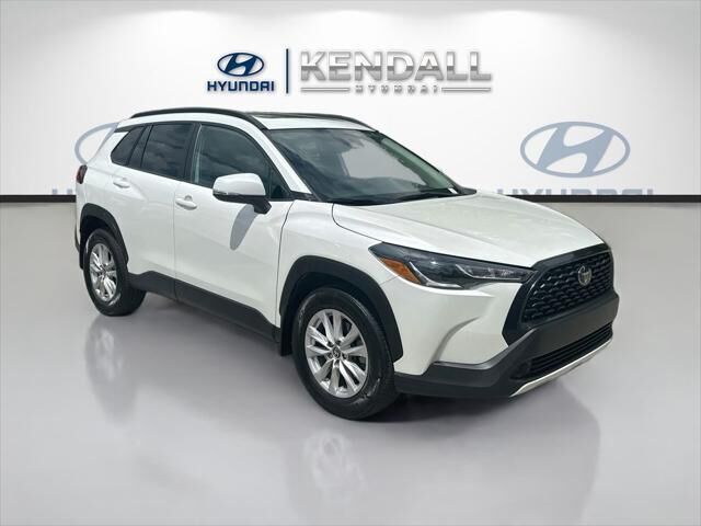 2024 Toyota Corolla Cross LE — photo 1 of 13