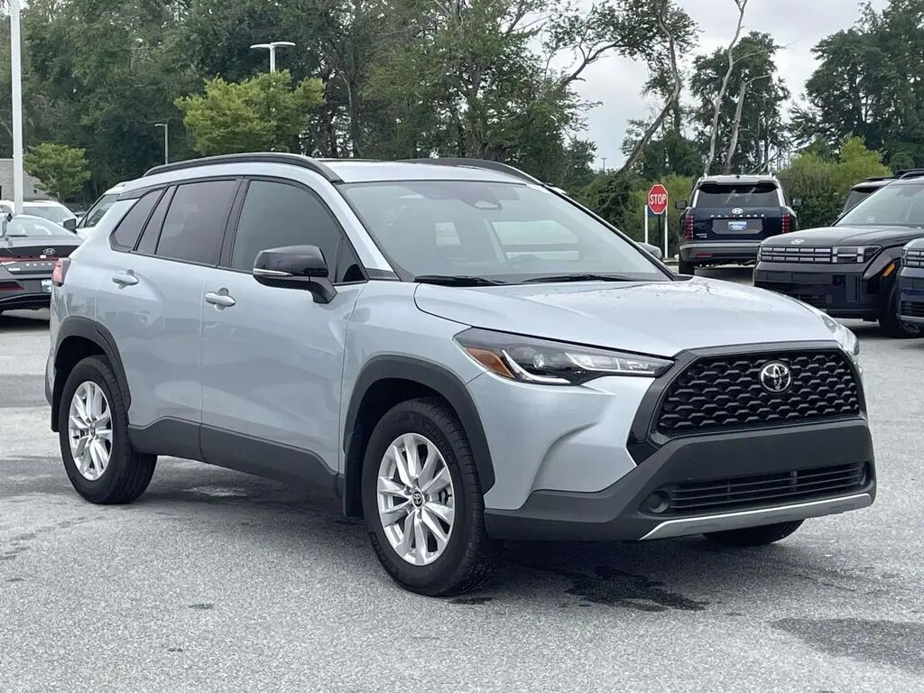 2025 Toyota Corolla Cross LE — photo 1 of 13