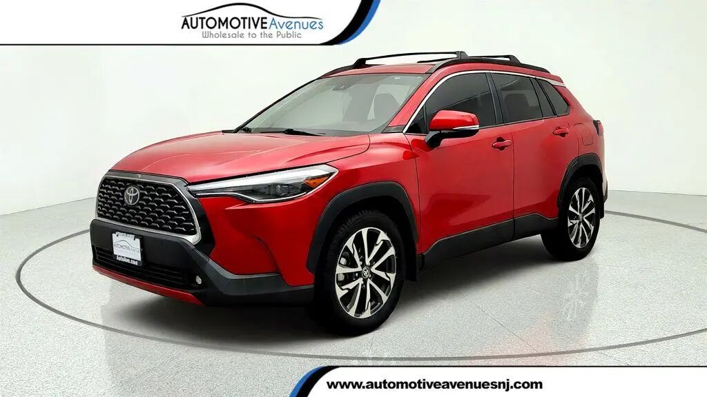 2022 Toyota Corolla Cross XLE — photo 1 of 13