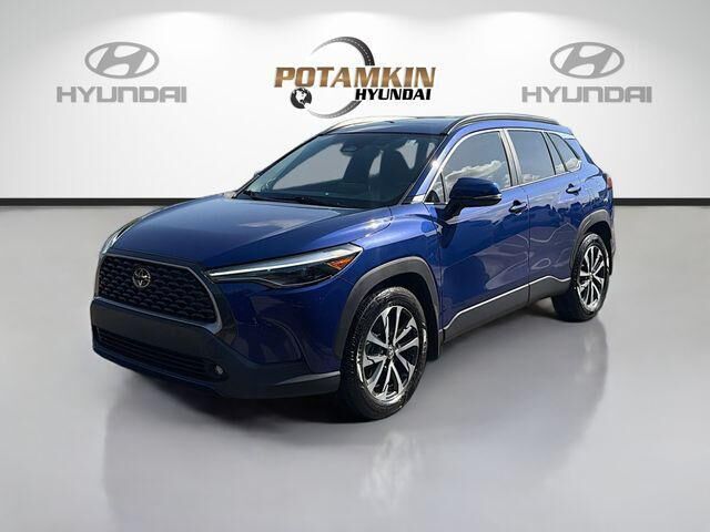 2023 Toyota Corolla Cross XLE — photo 1 of 13