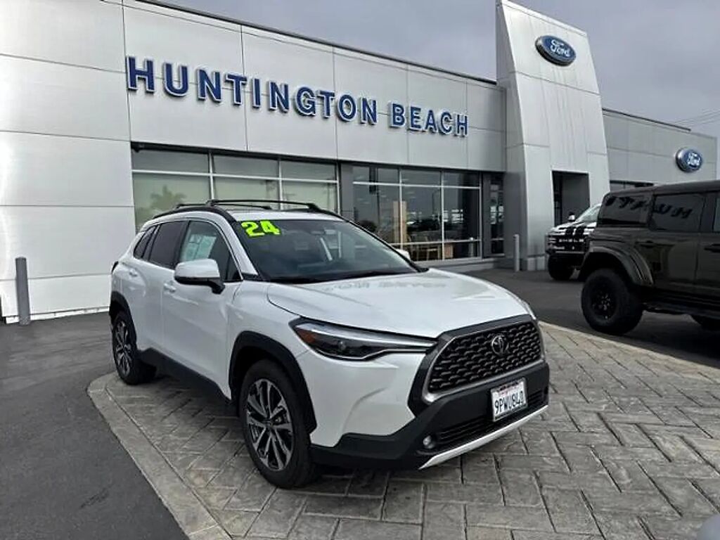 2024 Toyota Corolla Cross XLE — photo 1 of 26