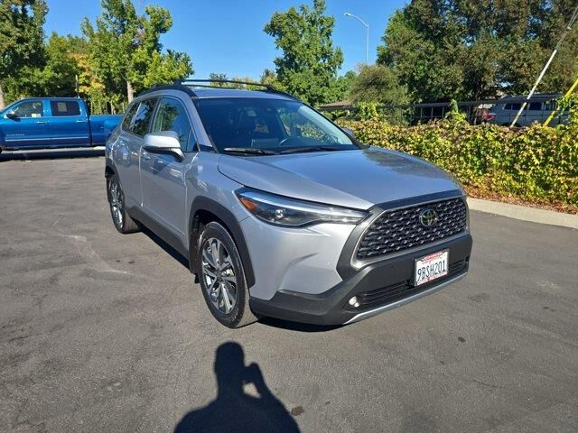 2022 Toyota Corolla Cross XLE — photo 1 of 11