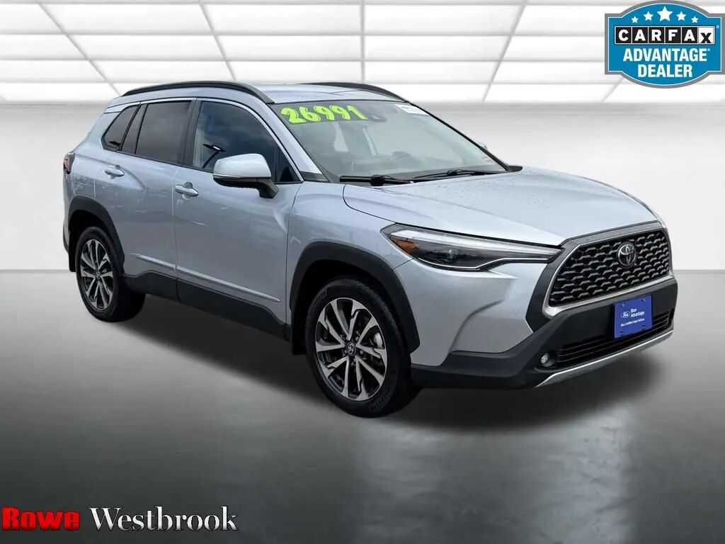 2022 Toyota Corolla Cross XLE — photo 1 of 15