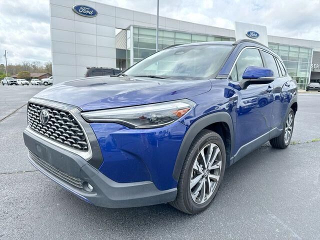 2023 Toyota Corolla Cross XLE — photo 1 of 20