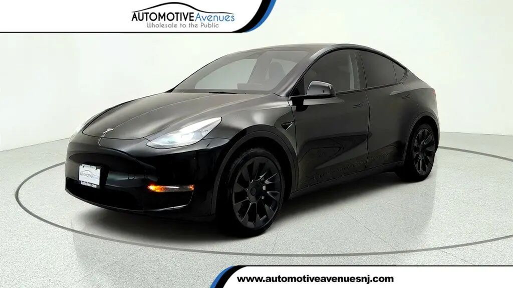 2023 Tesla Model Y Base — photo 1 of 13