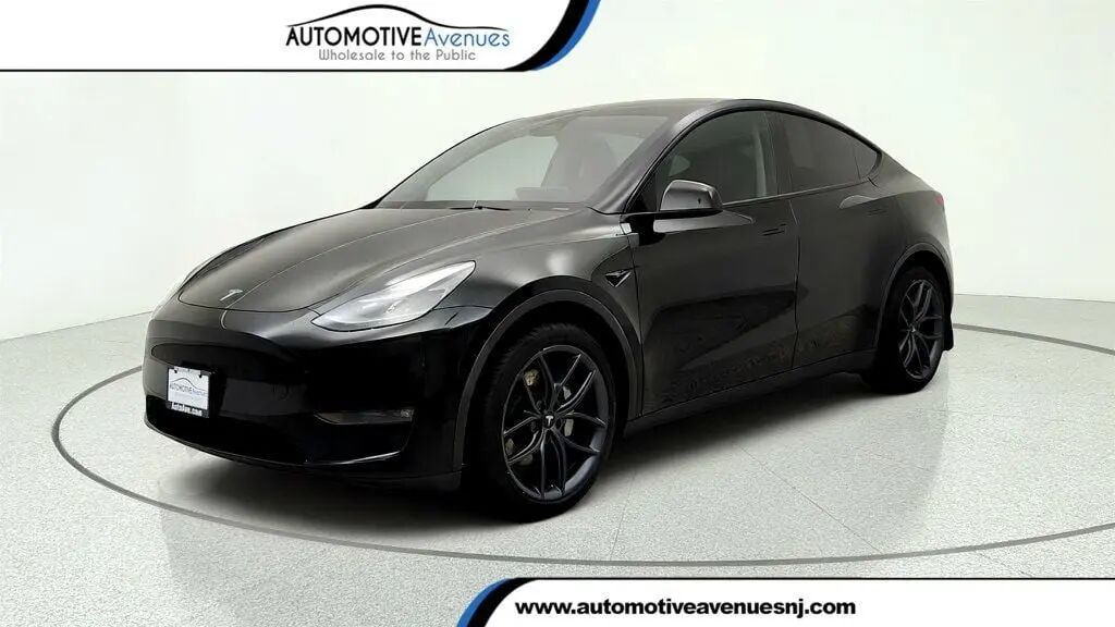 2023 Tesla Model Y Base — photo 1 of 13