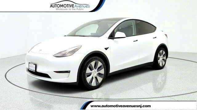 2024 Tesla Model Y Long Range — photo 1 of 14