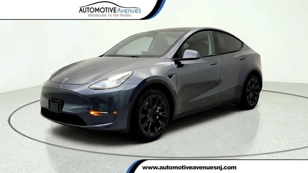 2023 Tesla Model Y Base — photo 1 of 13