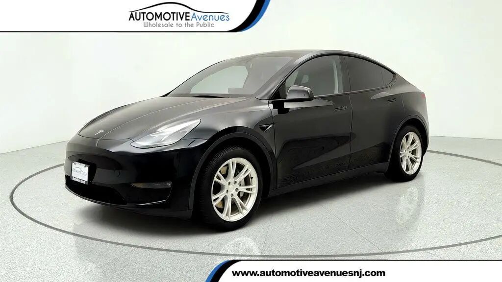 2023 Tesla Model Y Base — photo 1 of 13