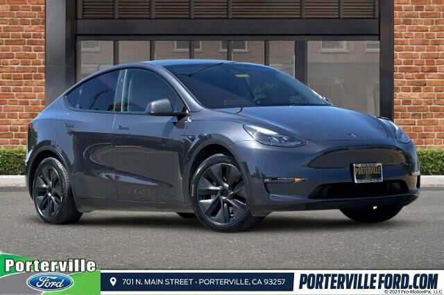 2024 Tesla Model Y Long Range — photo 1 of 13
