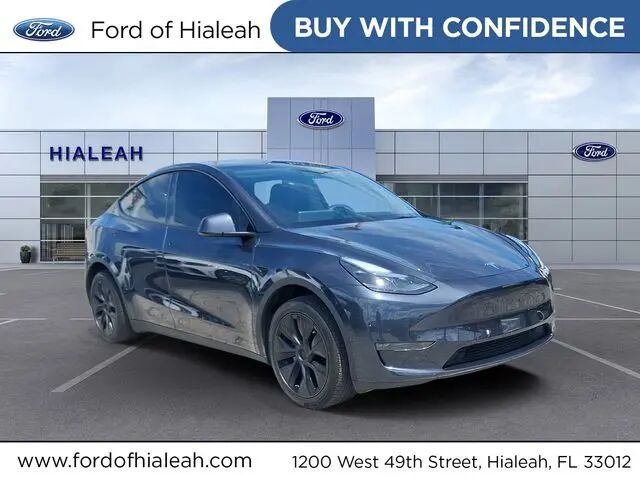 2025 Tesla Model Y Long Range — photo 1 of 13