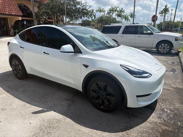2025 Tesla Model Y Long Range — photo 1 of 6