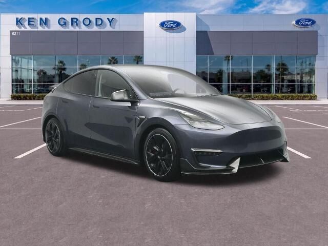 2023 Tesla Model Y Long Range — photo 1 of 30