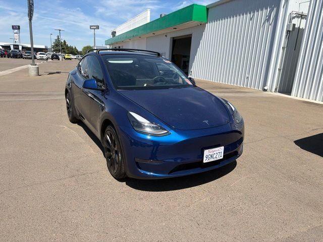 2023 Tesla Model Y Long Range — photo 1 of 2