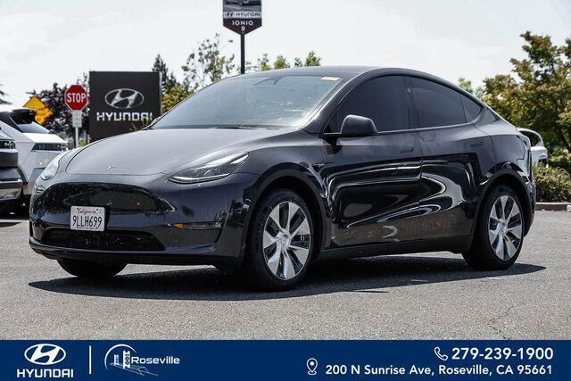 2024 Tesla Model Y Long Range — photo 1 of 24