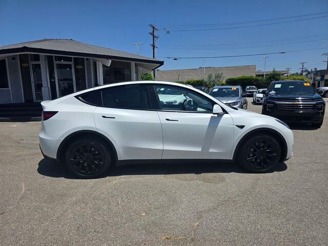 2022 Tesla Model Y Long Range — photo 1 of 23