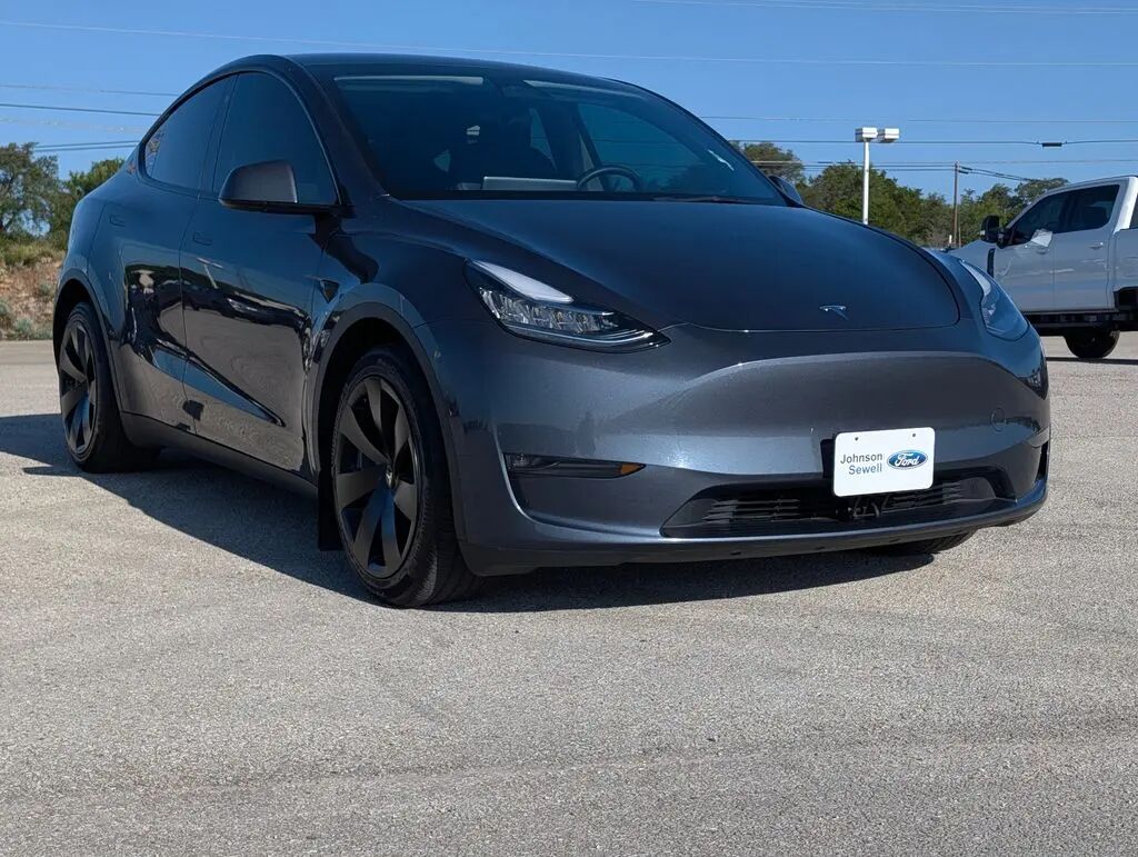 2023 Tesla Model Y Long Range — photo 1 of 14