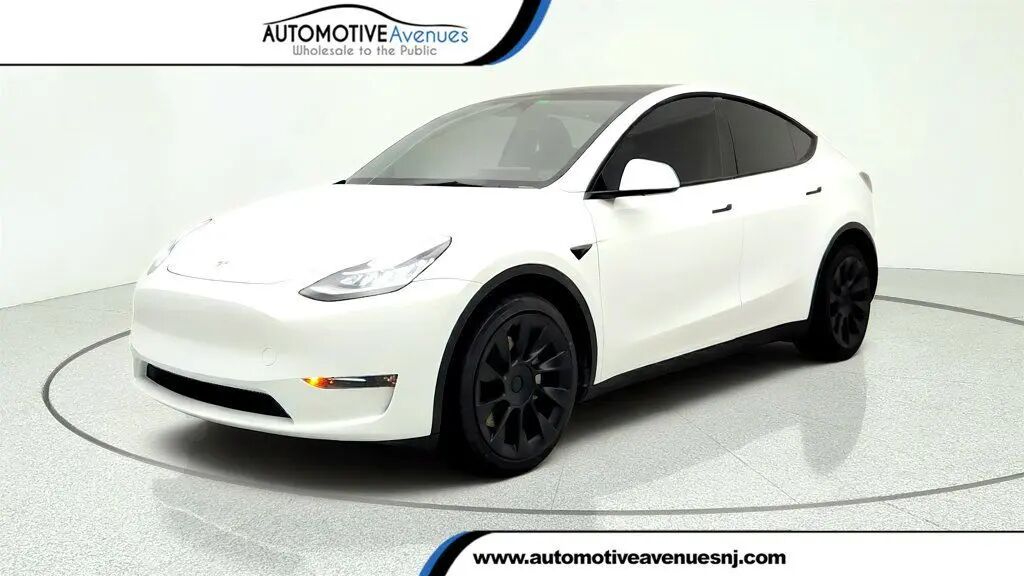2023 Tesla Model Y Base — photo 1 of 26