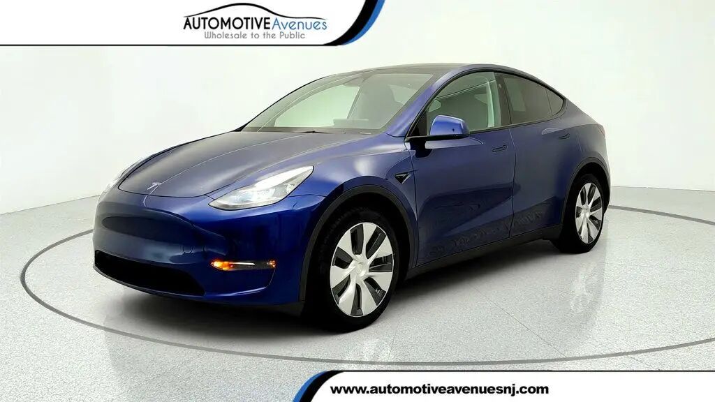 2023 Tesla Model Y Base — photo 1 of 13