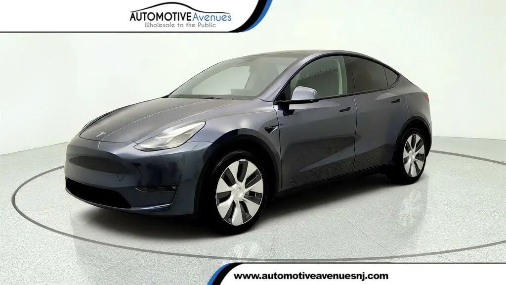 2023 Tesla Model Y Base — photo 1 of 13