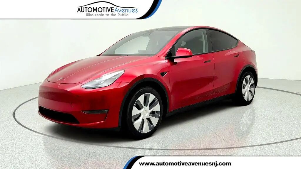 2024 Tesla Model Y Long Range — photo 1 of 13