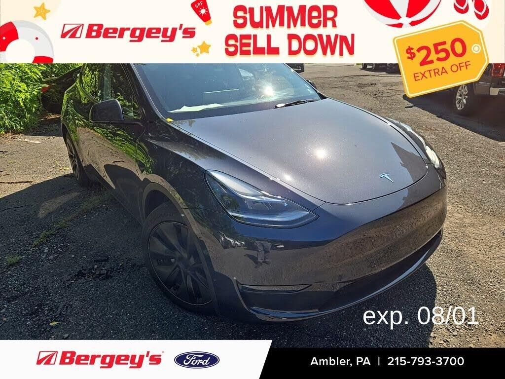 2025 Tesla Model Y Long Range — photo 1 of 3
