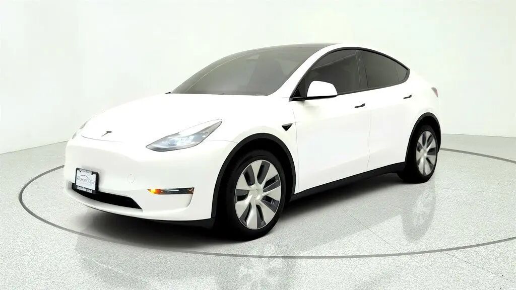 2024 Tesla Model Y Long Range — photo 1 of 13