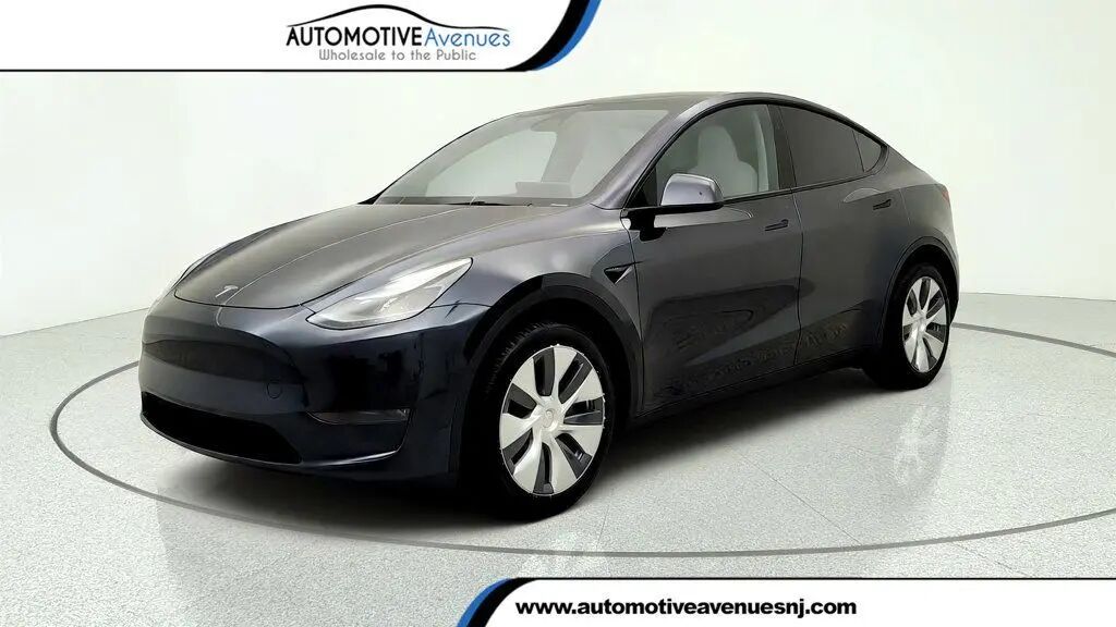 2024 Tesla Model Y Long Range — photo 1 of 13