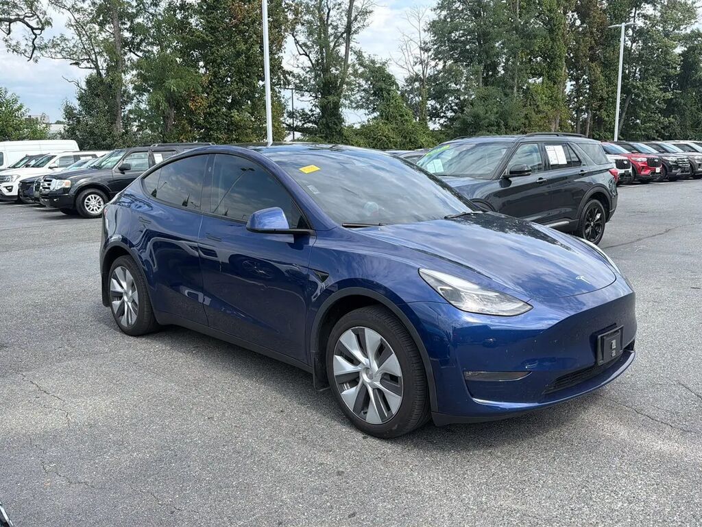 2024 Tesla Model Y Long Range — photo 1 of 13