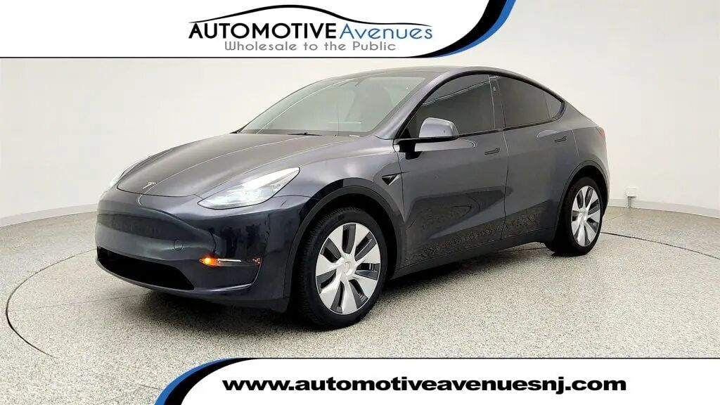 2024 Tesla Model Y Long Range — photo 1 of 26