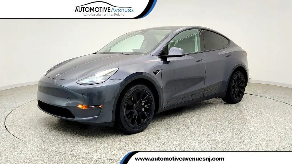 2023 Tesla Model Y Base — photo 1 of 13