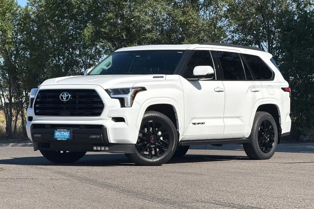2023 Toyota Sequoia SR5 — photo 1 of 26