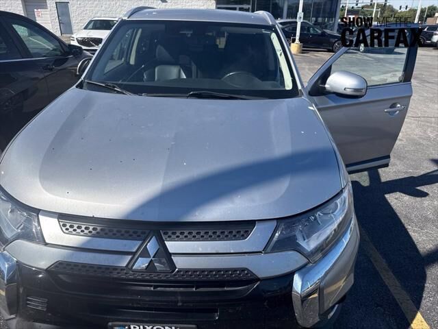 2020 Mitsubishi Outlander SE — photo 1 of 8