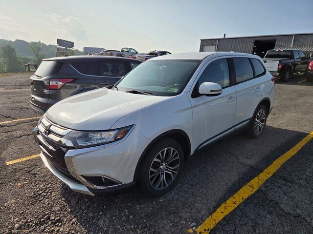 2018 Mitsubishi Outlander SE — photo 1 of 13