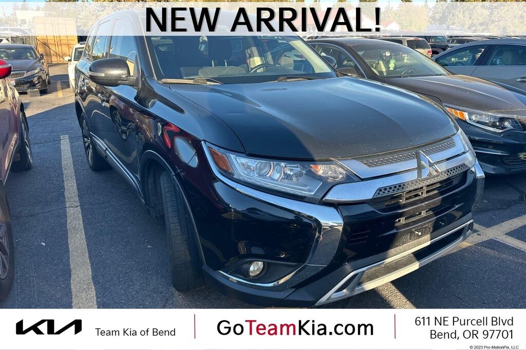 2020 Mitsubishi Outlander ES — photo 1 of 4